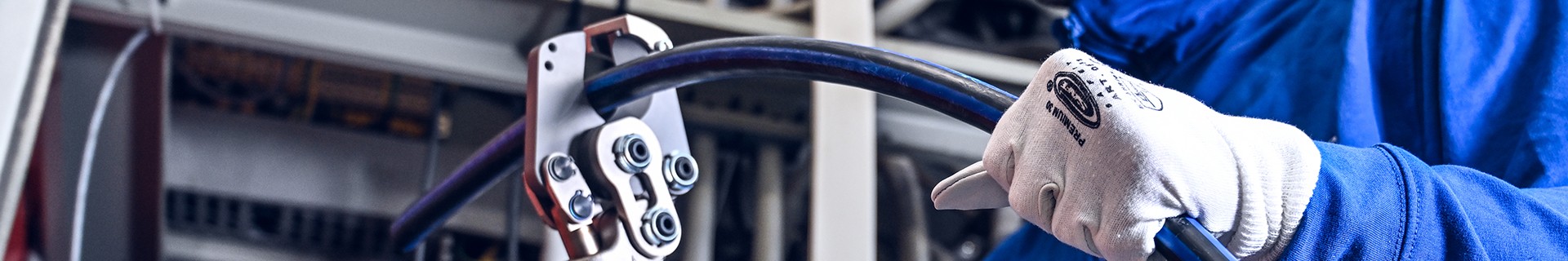 Battery-powered hydraulic wire rope cutters